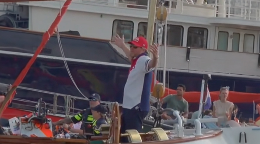Oei! Koning Willem Alexander botst tegen andere boot tijdens SAIL