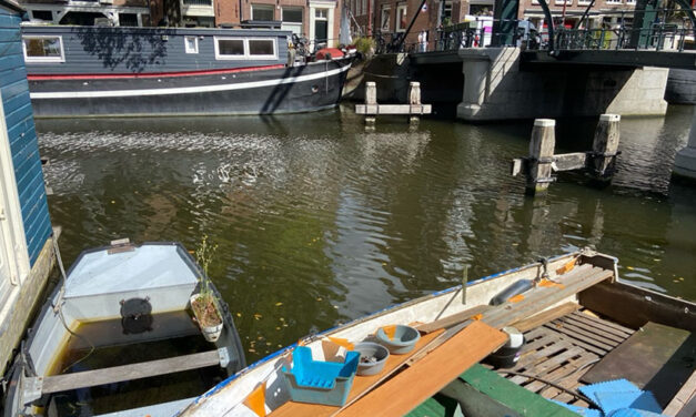 Waarom worden half gezonken boten in de Amsterdamse grachten niet opgeruimd?