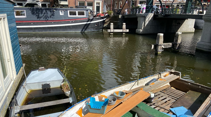 Waarom worden half gezonken boten in de Amsterdamse grachten niet opgeruimd?